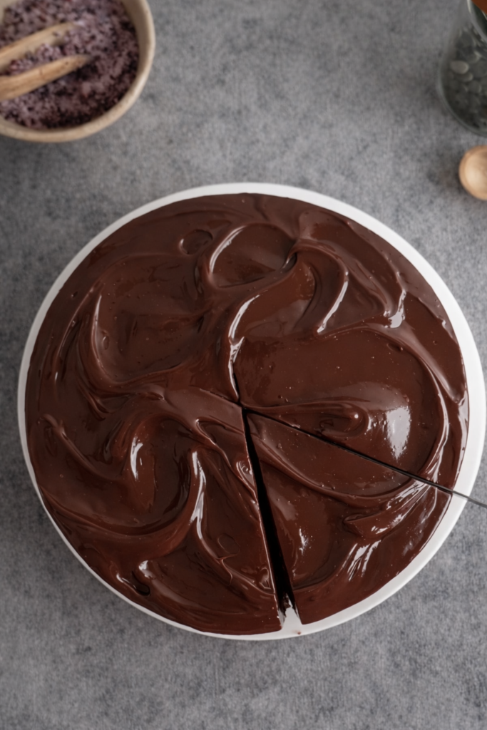 Čokoladna torta s bogatim čokoladnim ganašem, pogled odozgo