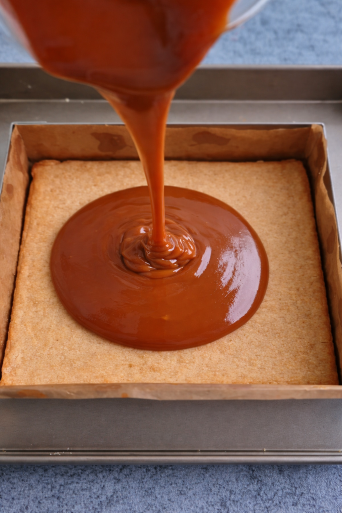 Prelivanje karamele preko prhke podloge za čokoladne kekse