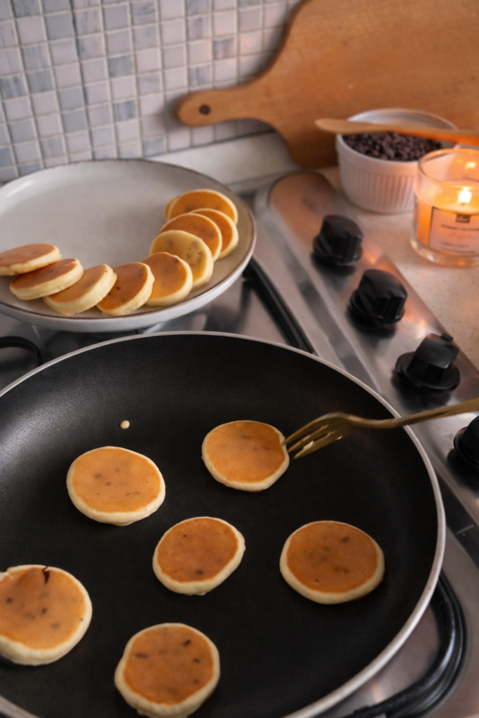 Mini palačinke od zobenih pahuljica i banane koje se peku na tavi, zdravi doručak bez brašna